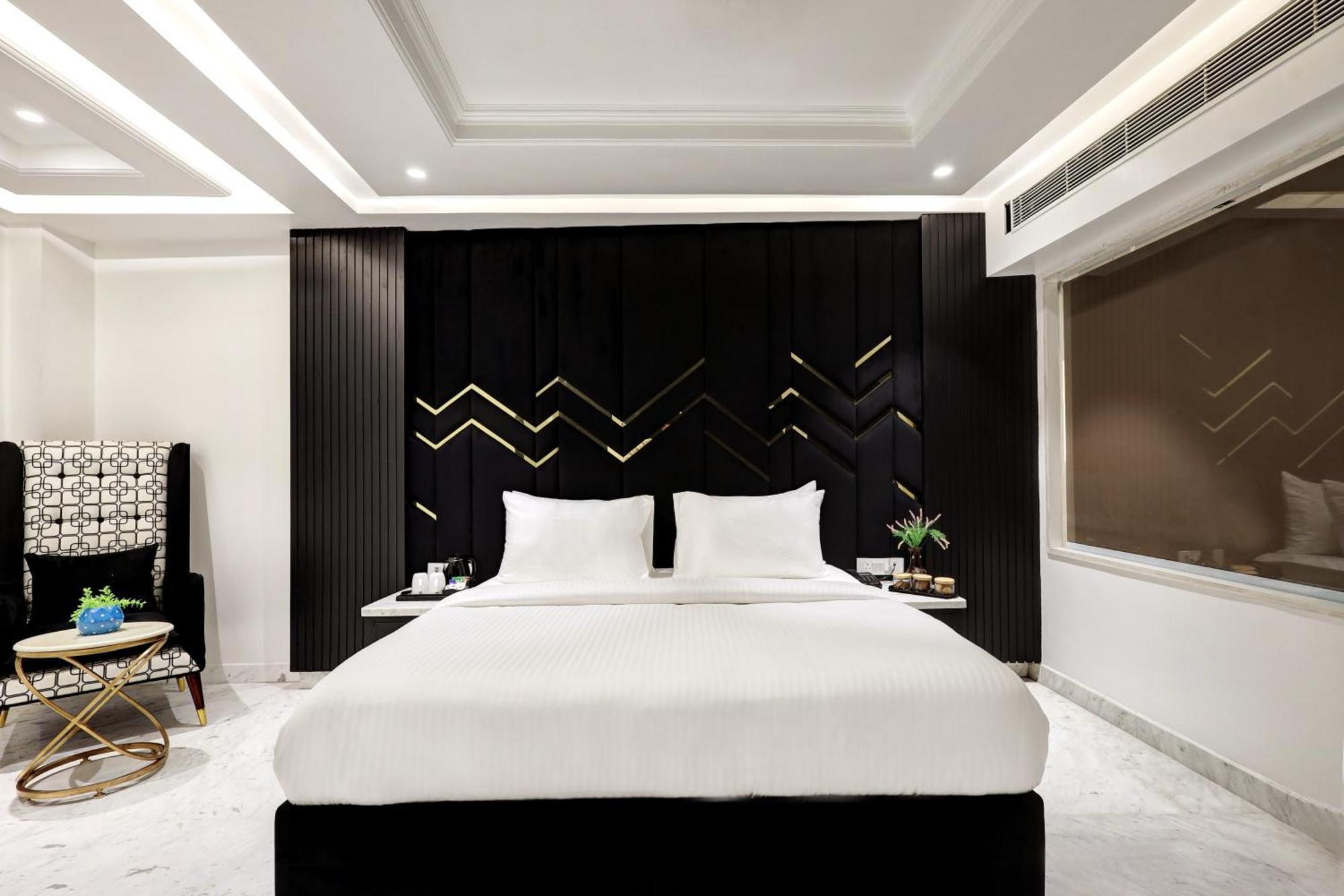 Hotel Namaste Hindustan Just A Minute Away From Railway Station And Connaught Place 4*